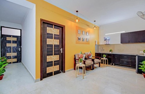 Sainik Farm Hotel | OYO Townhouse Saket Residency 1 Delhi