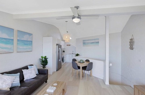 Blue Bay Apartment | Pacific Breeze 11 Beach views in Blue Bay