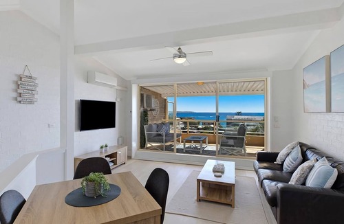 Blue Bay Apartment | Pacific Breeze 11 Beach views in Blue Bay