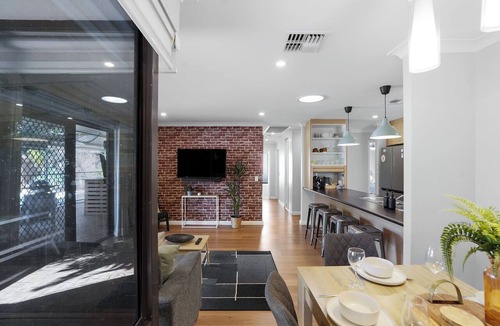 Padbury House | Padbury Delight with pool!