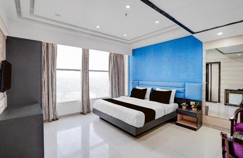 Sahibabad Hotel | Palette A Lux Corporate Townhouse Near 3 Minutes Kaushambi Metro Station