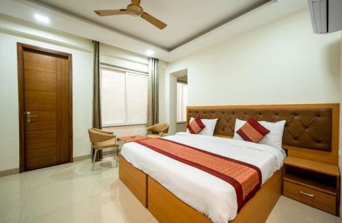 Gurugram Hotel | Palm View Lodge Gurgaon !! Walking Distance from Medanta Hospital Sector 38