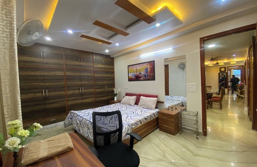 Janakpuri Apartment | Paradise 4BHK Apartment Terrace, AC, WIFI, Metro, Events