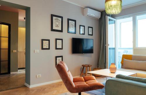Sector 3 Apartment | ParkLake Design Apartment - Fabulous View - Netflix