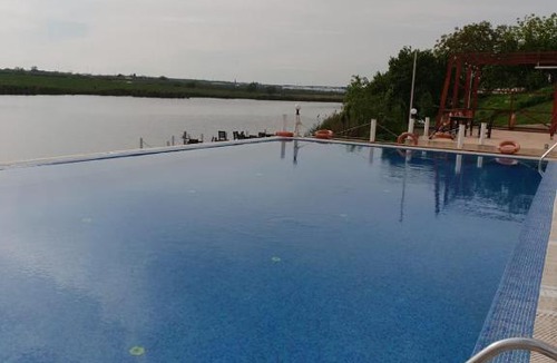 Stefanestii de Jos Apartment | Passiflora Cozy Apartment with Pool in Cosmopolis, North Bucharest