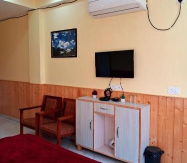 Kuthar Apartment | PC Kunj Kasauli hills Homestay Kanda-Gandhol