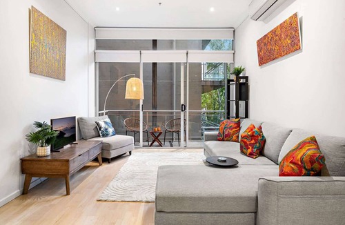 West Melbourne Apartment | Peaceful 2-Bed Apartment with Gym & Pool