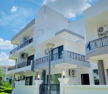Vrindavan Villa | Peaceful 3BHK Villa near All Mandirs Vrindavan
