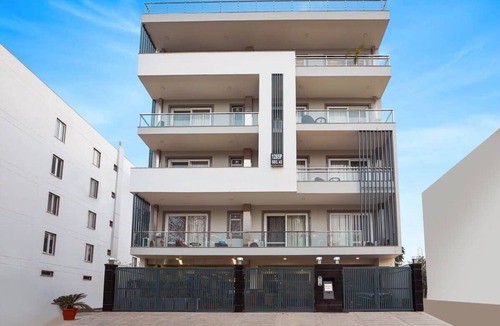 Sushant Lok Apartment | Peaceful City Paradise with King Bed & Tub