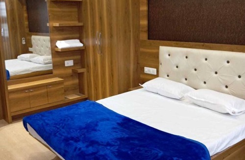 Ujjain Apartment | Peaceful location, clean room, near to Mahakal Jyotirling - Nandi