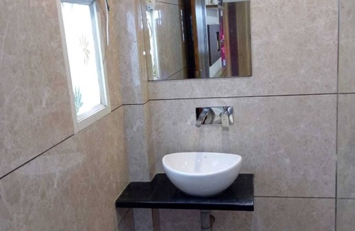 Ujjain Apartment | Peaceful location, clean room, near to Mahakal Jyotirling - Damru