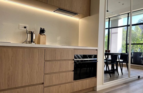 Woolloomooloo Apartment | Peaceful Modern Luxe City View Suite with Parking