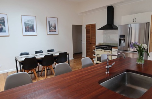 Blue Mountains City Council House | Peaceful mountains cottage stay. 5min drive to Springwood town and train line.