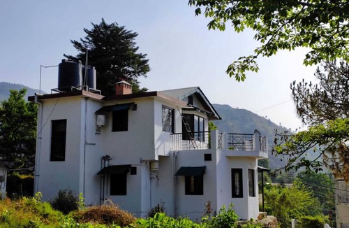 Bhagtpura Cottage | Peaceful Pine Glade Cottage with fireplaces, lawn, & WiFi - near Bhimtal