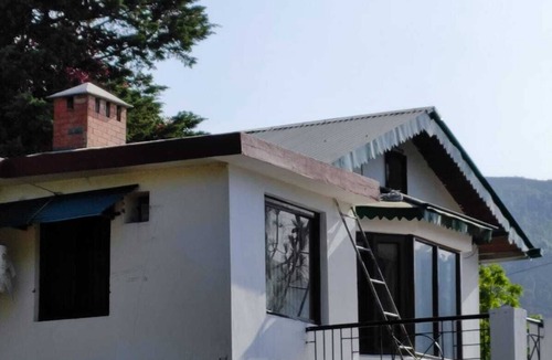 Bhagtpura Cottage | Peaceful Pine Glade Cottage with fireplaces, lawn, & WiFi - near Bhimtal