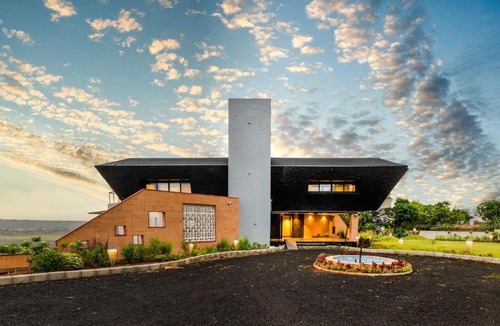 Igatpuri Villa | Pearl Lakeview Mansion by StayVista - Lakeside villa with Infinity pool, In-house theatre & Games room