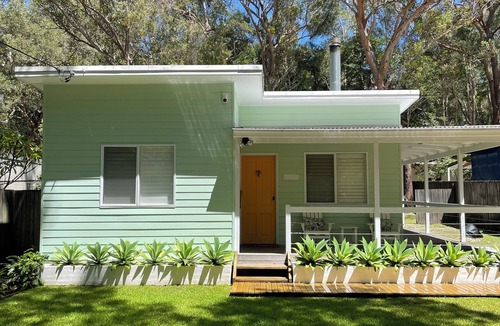 Pearl Beach House | Pearlie @ Pearl Beach, NSW. Retro Beach House. 5 minute walk to beach.