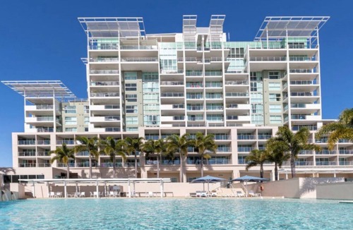 Pelican Waters Apartment | Pelican Waters U424 Lake & Golf Course Views