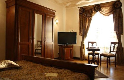 Seini Hotel | Pensiunea Trei Pini