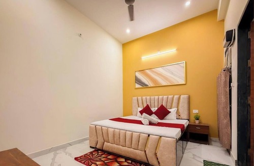 Vrindavan Hotel | Perfect hotel with 9 bedrooms and AC in soothing Vrindavan