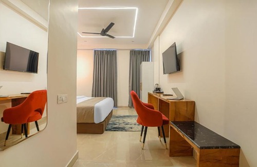 Mahmoorganj Hotel | PerfectStayz Premium Cadillac