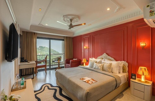 The Mall Road Hotel | Perfectstayz Prime - 2 min walk to mall road