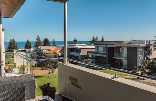 Trigg House | Perth Beach House Trigg near Scarborough Pool Spa Sauna & Ocean Views.