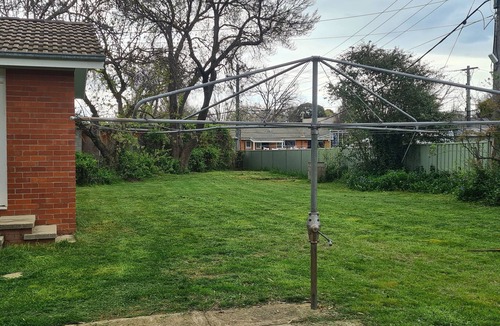 Watson House | Pet Friendly Inner City Comfort. Coffee Food Shops a 2min Walk