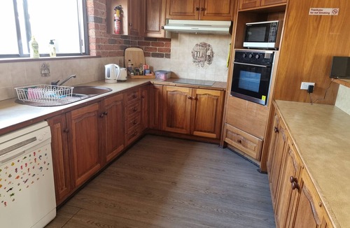 Bass Hill House | Pet Friendly Large 3 Bedroom House 2 Living Areas Ensuite & Outdoor Areas