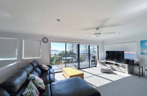 Black Head House | Pet Friendly, Magnificent Ocean Views, A minutes' Easy Stroll To The Beach