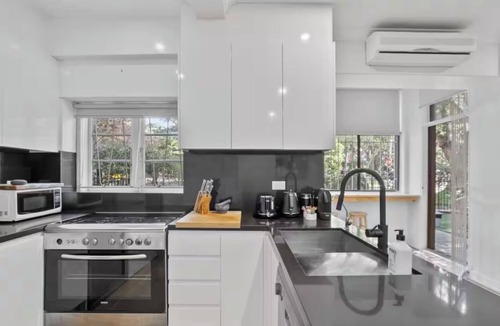 Bellevue Hill Apartment | Pet Friendly Modern Apartment in Rose Bay near water