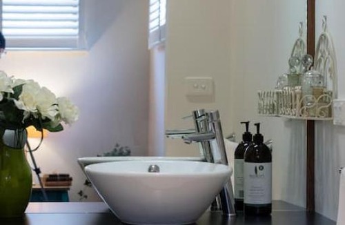 Hepburn House | Piccolo Cosy Cottage with views