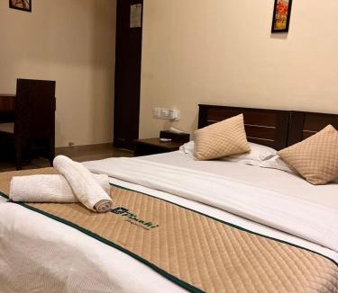 Malad East Hotel | Pinaki Comfort Stay Malad - Near Nesco & Oberoi Mall
