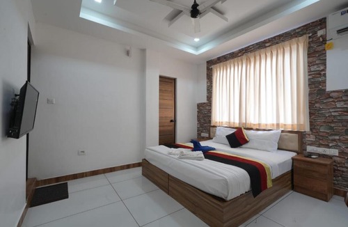 Kaloor Bed & Breakfast | Pool View Resort