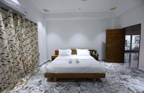 Chevella House | Poorna: New Luxury 5 BHK Farmhouse w/Pool, Jacuzzi & Views