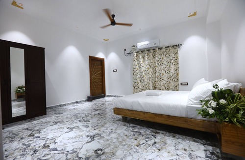 Chevella House | Poorna: New Luxury 5 BHK Farmhouse w/Pool, Jacuzzi & Views
