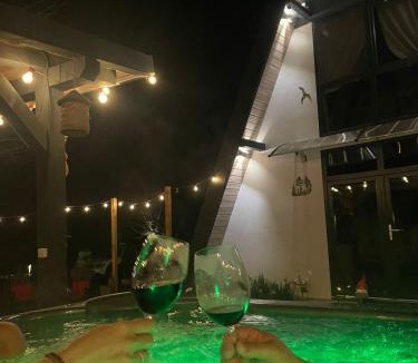 Porumbacu de Jos House | Porumbacu Retreat-Cabana Forest A-frame și Chalet Max cu jacuzzi și piscină sezonieră, pe malul râului ,în apropiere de Transfăgărășan, Sibiu