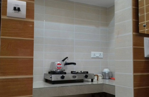 Lajpat Nagar Apartment | Posh, Nice Foreigner Area Lajpat Ngar Luxury Room