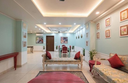 Panch Batti Apartment | Premium Balcony Room
