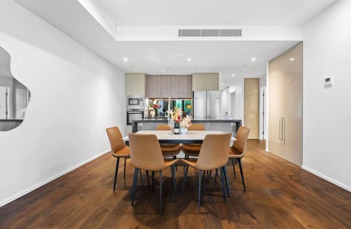 Mascot Apartment | Prestige 3BR Retreat with 2 Parking | Prime Sydney