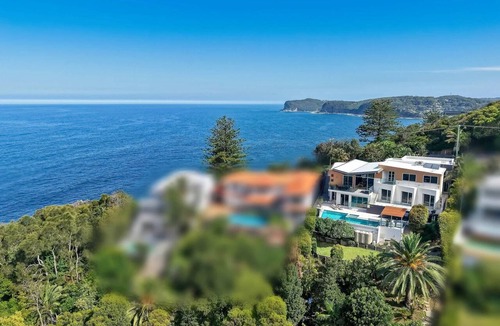 Terrigal House | Prestige Cliff Home. 180° Ocean Views. Spa. Pool