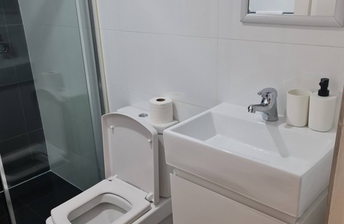 Guildford West House | Private and Cosy Two Storey Guest House Near Shops/transport
