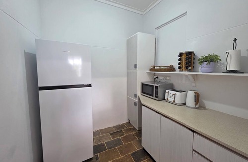 Kelmscott Cottage | Private Perth Hills Cottage | Nature Retreat with Kangaroos