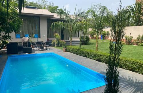 Khattalwada Villa | private pool Glasshouse11 Villa Akira Homes