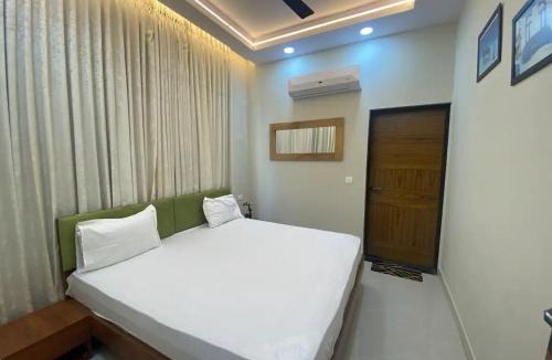 Khattalwada Villa | private pool Glasshouse11 Villa Akira Homes