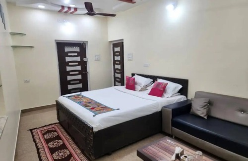 Abu Road Apartment | Private Room 2 - Paddy's Luxurious Home Sta