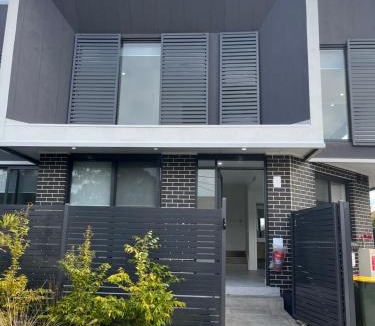 Girraween House | Private Room Available