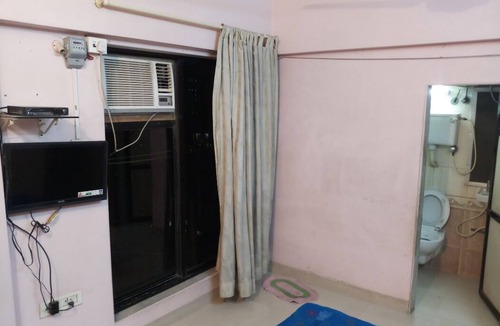 Jogeshwari West Apartment | Private Room in an Apartment for 1 or 2 persons at Andheri West