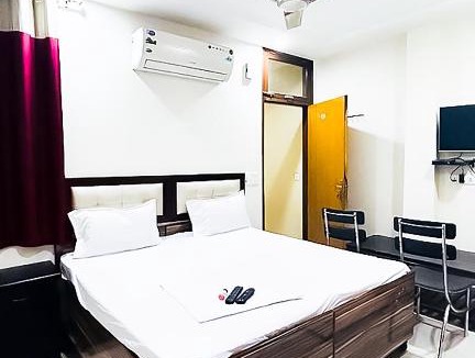 Block E Hotel | Private room in Kalka ji