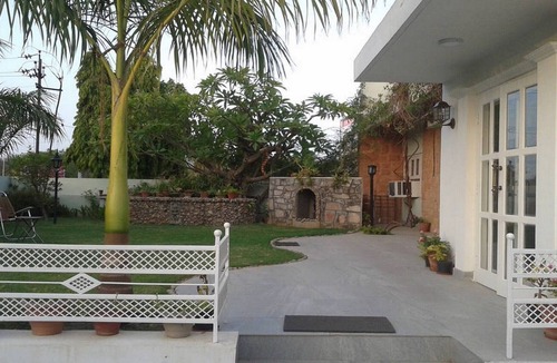 Adarsh Nagar House | Private room located in an affluent area